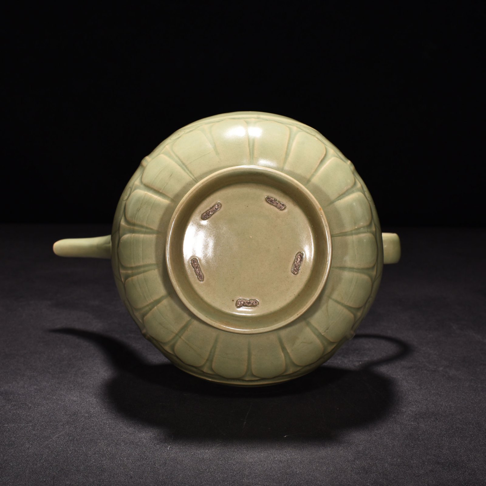 Five Dynasties secret color Yue kiln flower pattern ewer