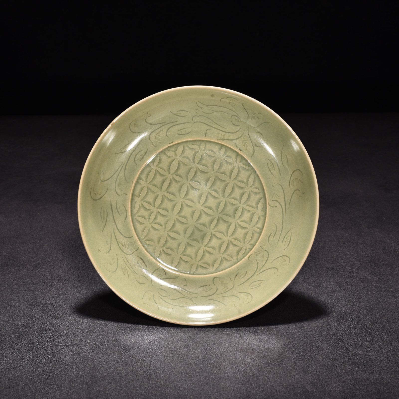 Five Dynasties secret color Yue kiln flower pattern plate