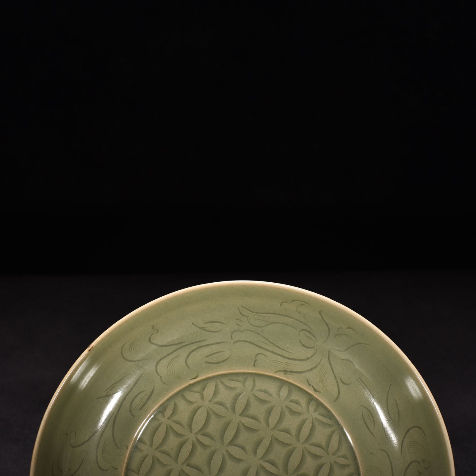 Five Dynasties secret color Yue kiln flower pattern plate