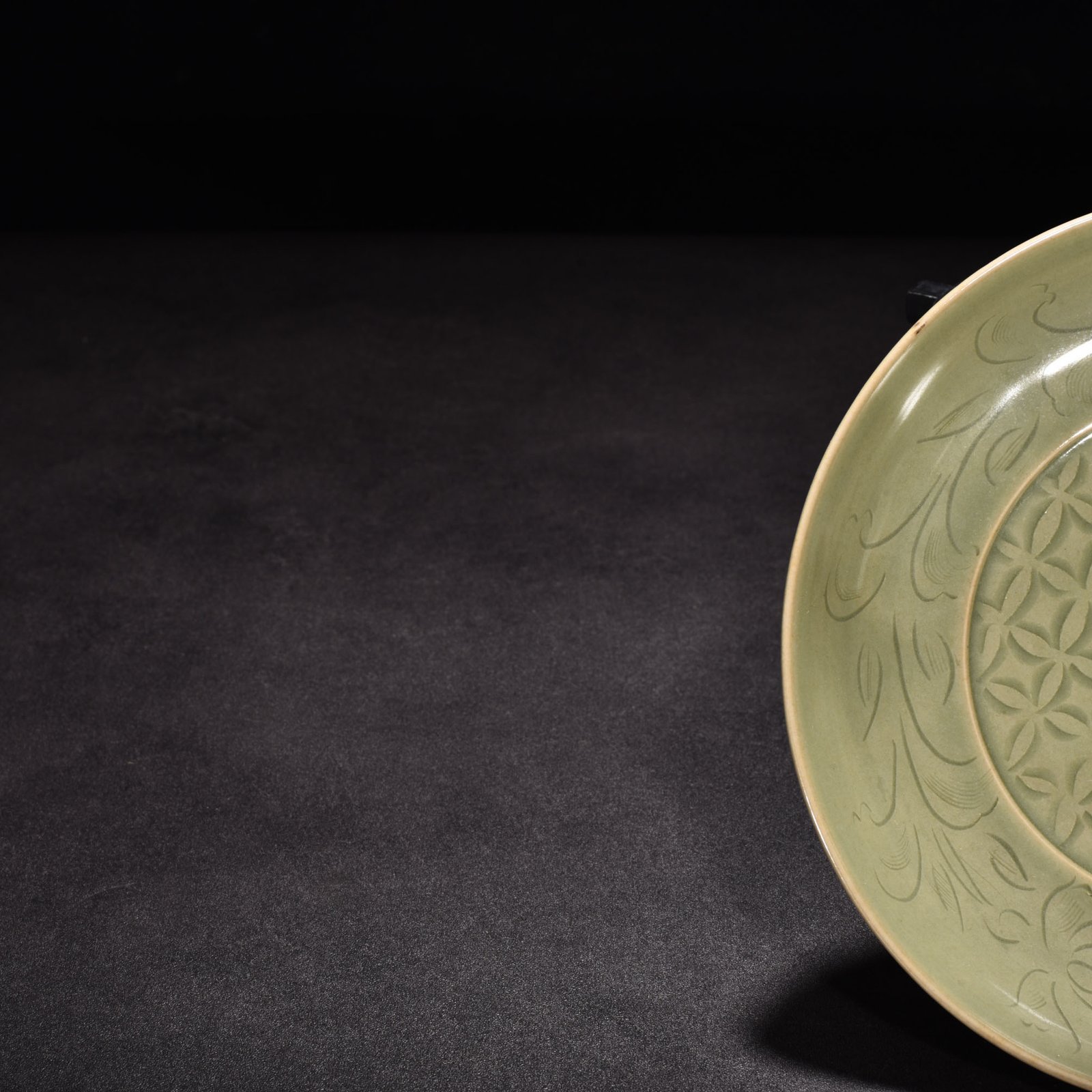 Five Dynasties secret color Yue kiln flower pattern plate