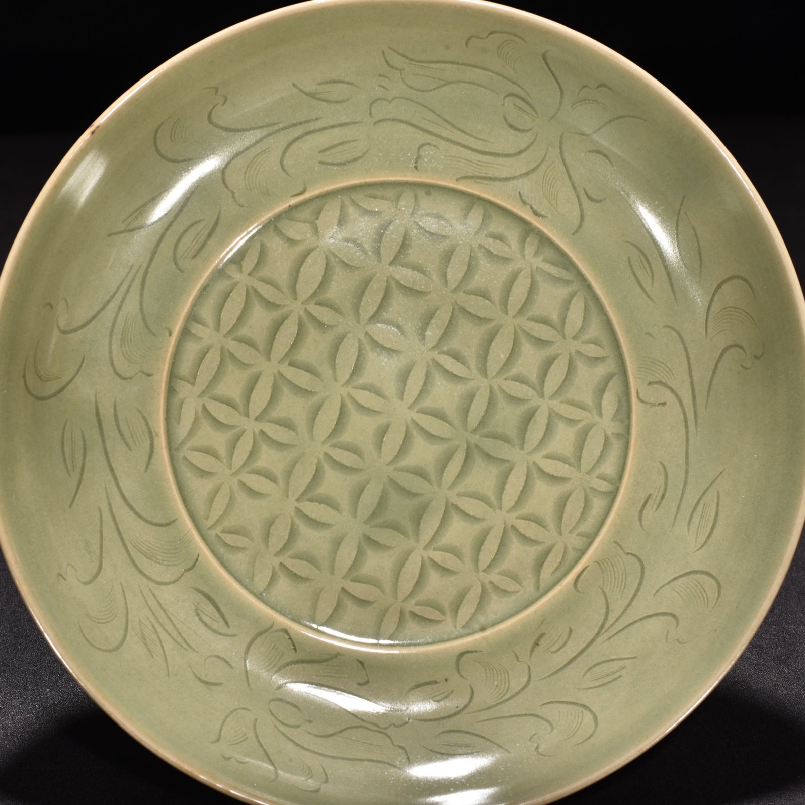 Five Dynasties secret color Yue kiln flower pattern plate