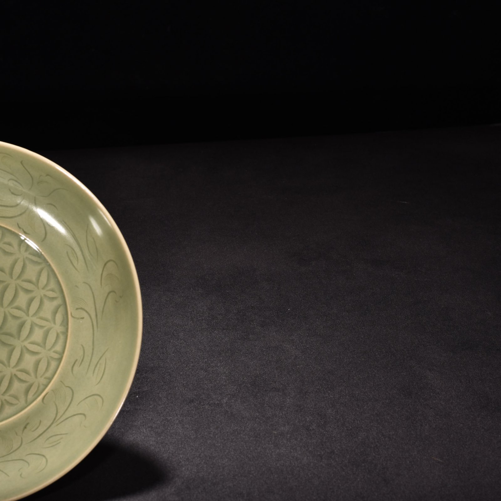 Five Dynasties secret color Yue kiln flower pattern plate