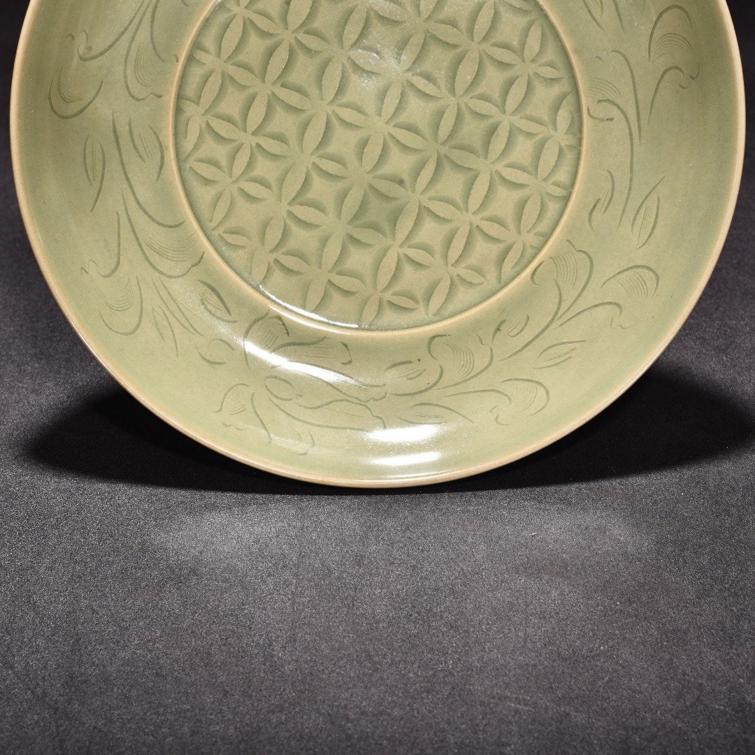 Five Dynasties secret color Yue kiln flower pattern plate