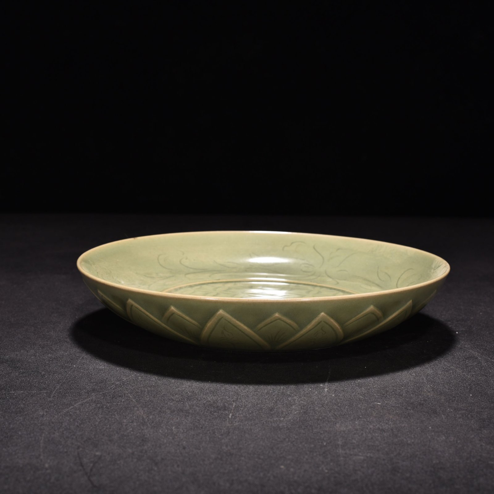 Five Dynasties secret color Yue kiln flower pattern plate