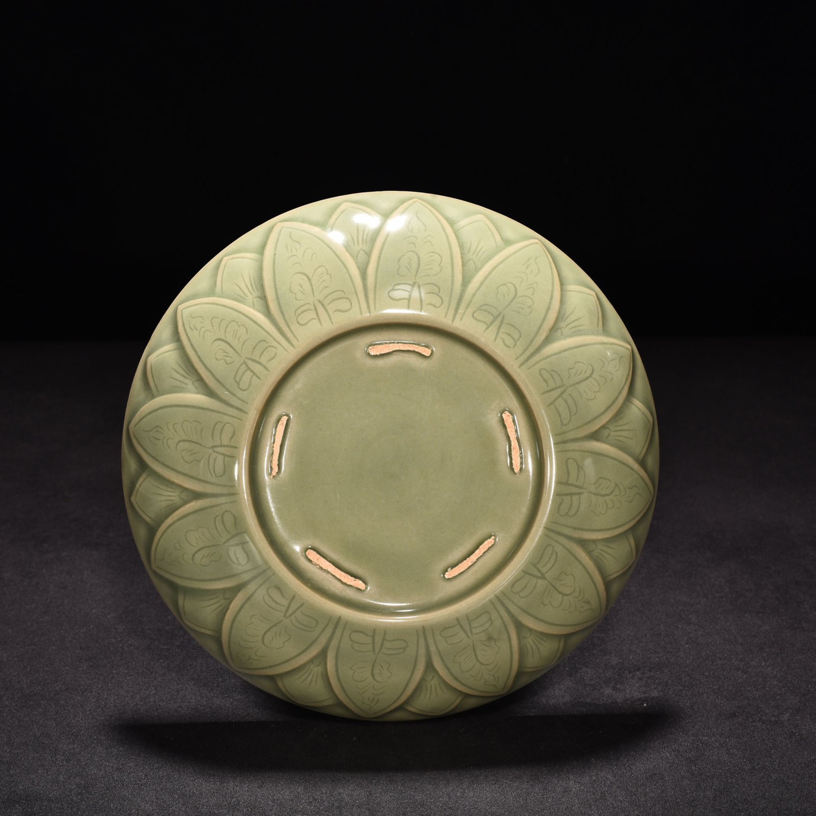 Five Dynasties secret color Yue kiln flower pattern plate
