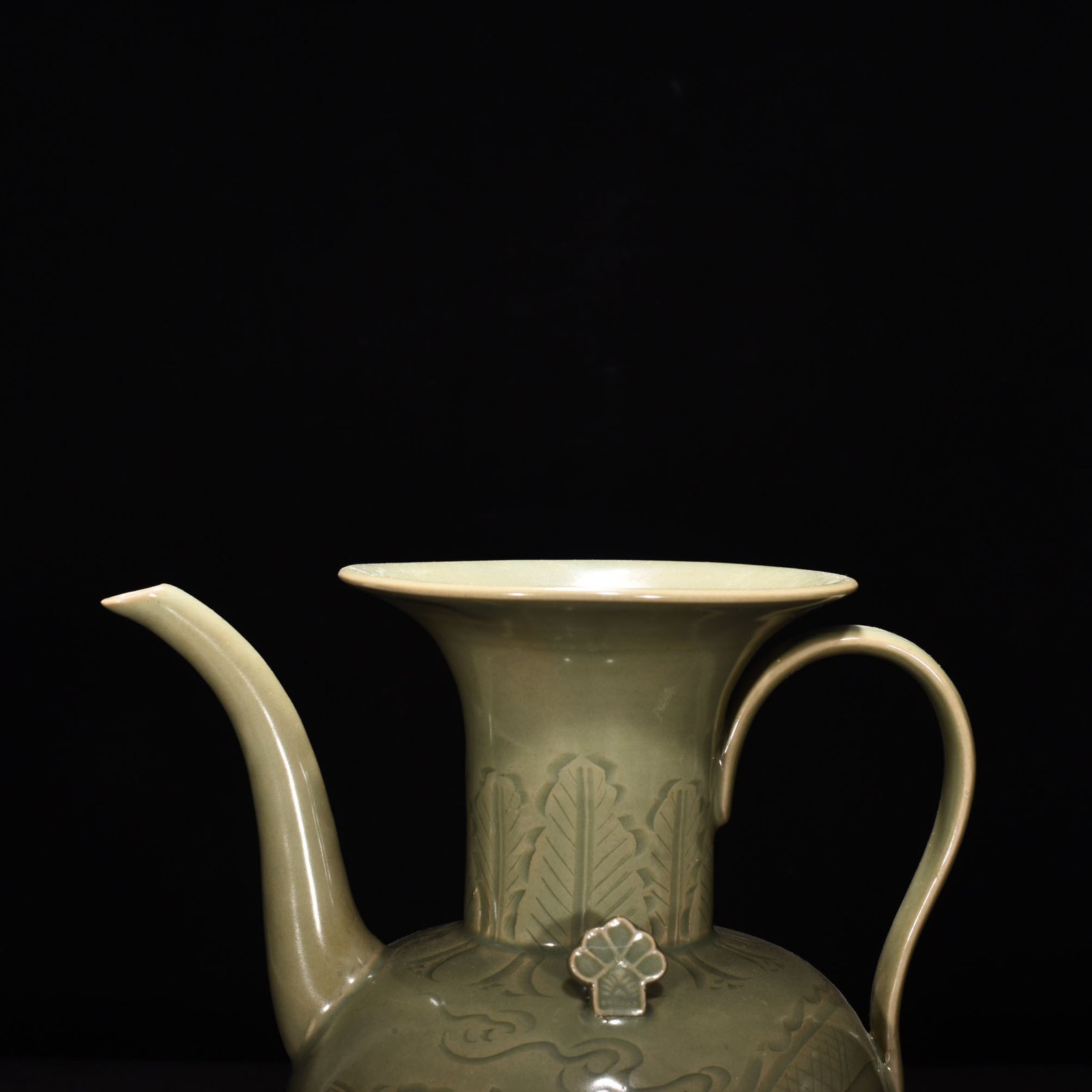 Five Dynasties secret color Yue kiln celadon cloud and dragon pattern ewer