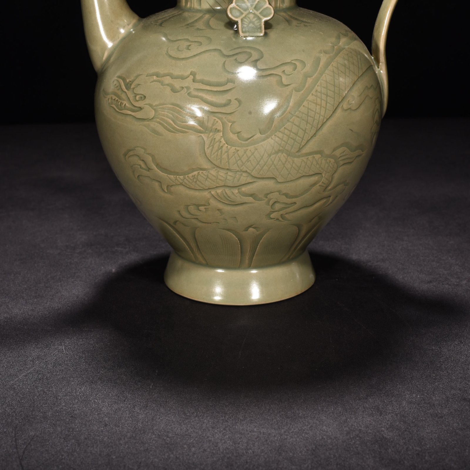 Five Dynasties secret color Yue kiln celadon cloud and dragon pattern ewer