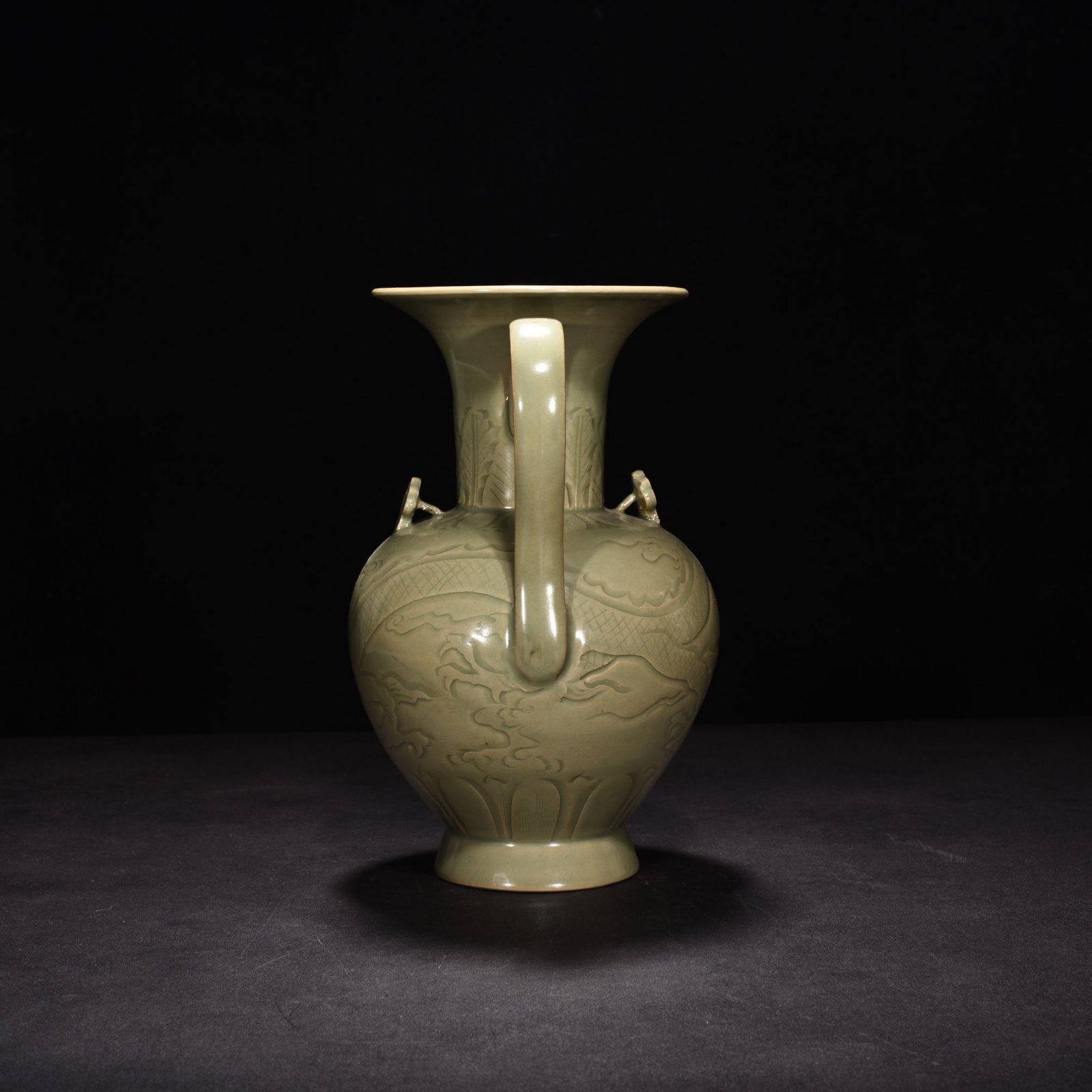 Five Dynasties secret color Yue kiln celadon cloud and dragon pattern ewer