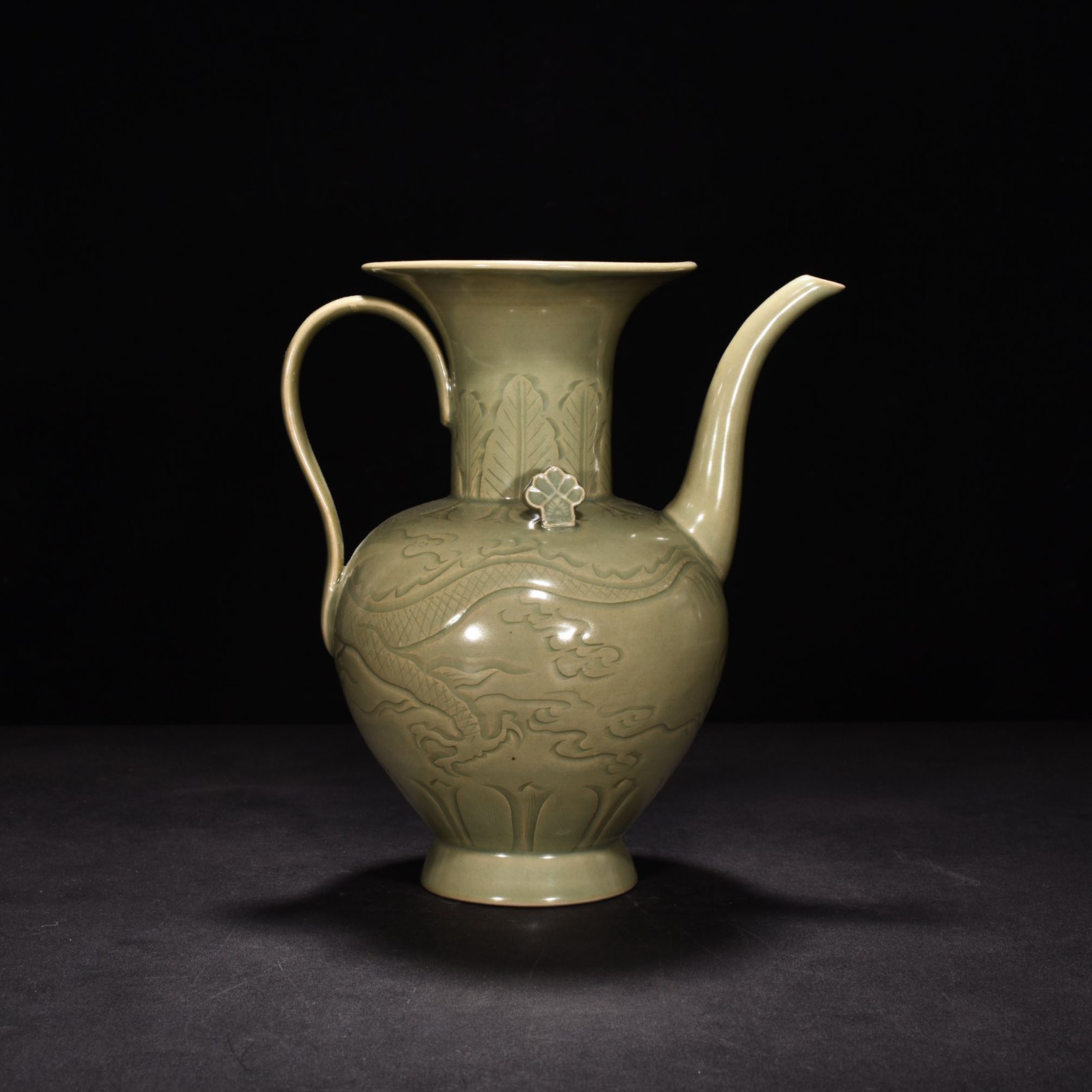 Five Dynasties secret color Yue kiln celadon cloud and dragon pattern ewer