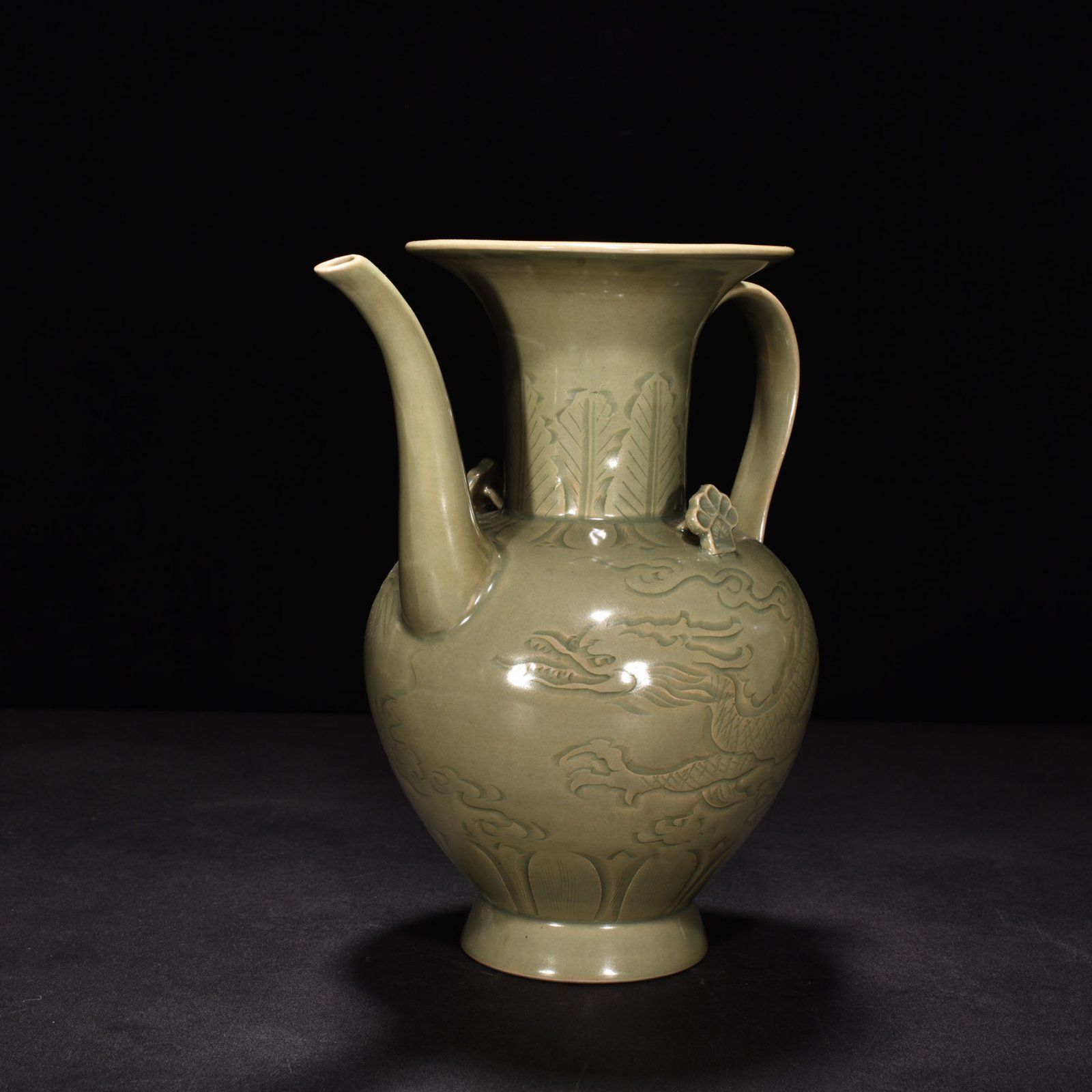 Five Dynasties secret color Yue kiln celadon cloud and dragon pattern ewer