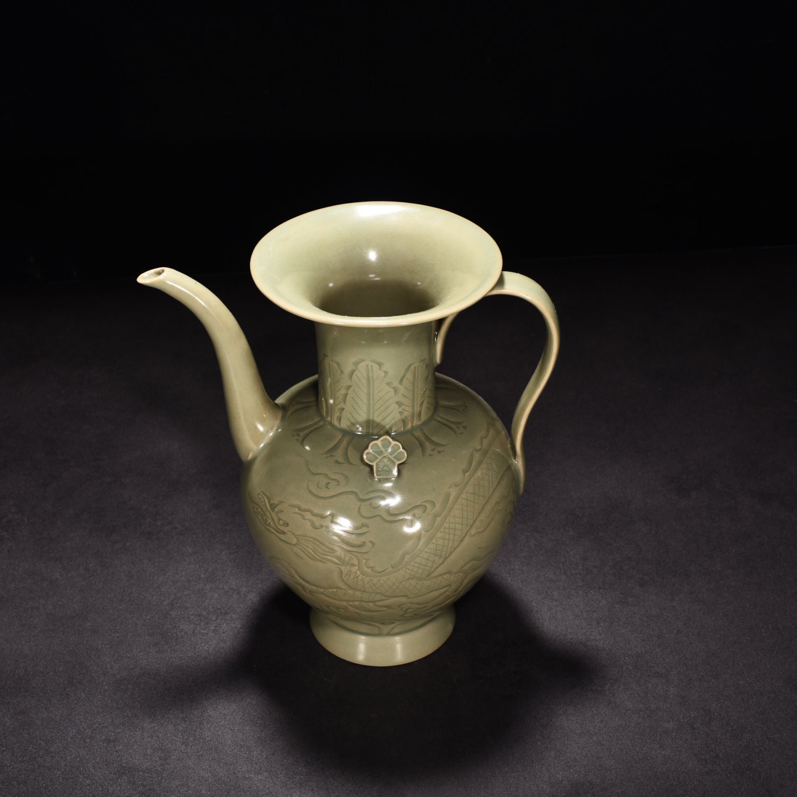 Five Dynasties secret color Yue kiln celadon cloud and dragon pattern ewer