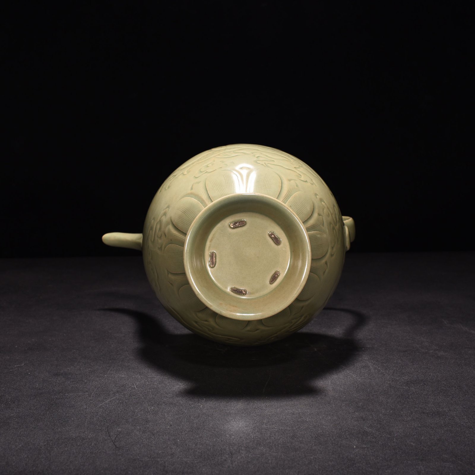 Five Dynasties secret color Yue kiln celadon cloud and dragon pattern ewer