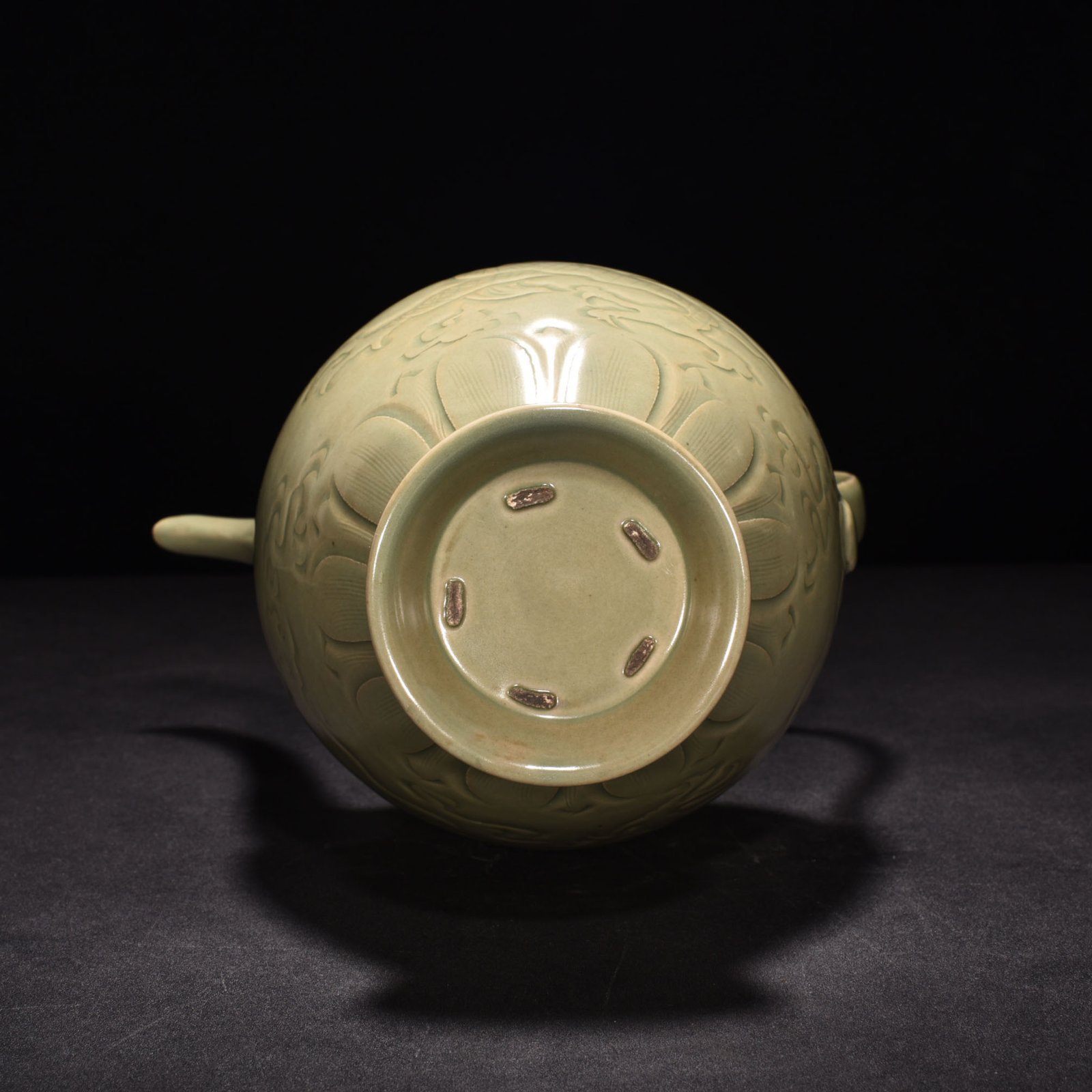 Five Dynasties secret color Yue kiln celadon cloud and dragon pattern ewer
