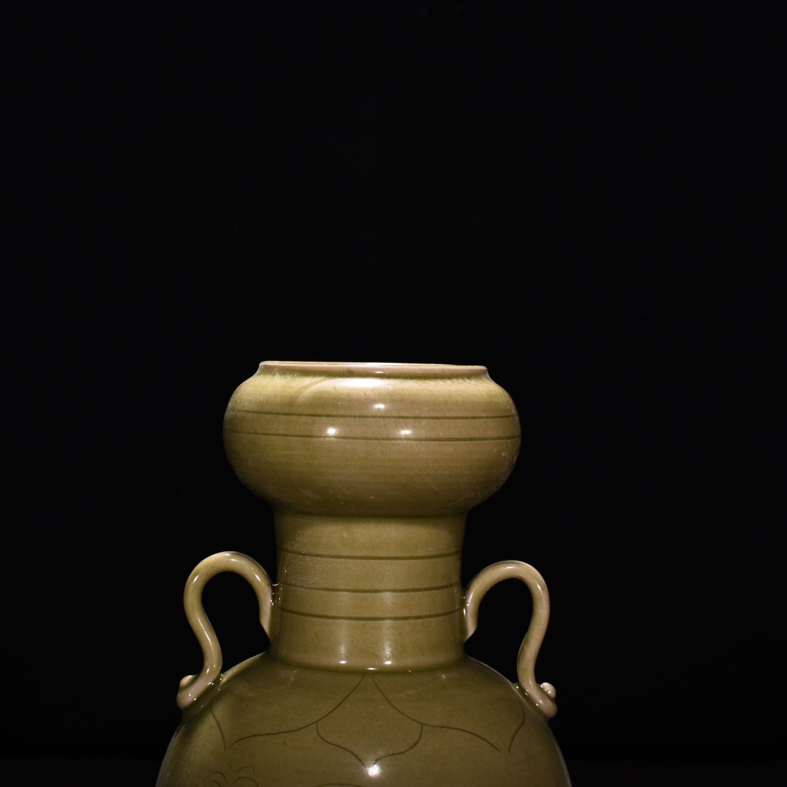 Five Dynasties secret color Yue kiln celadon phoenix pattern double-series garlic vase