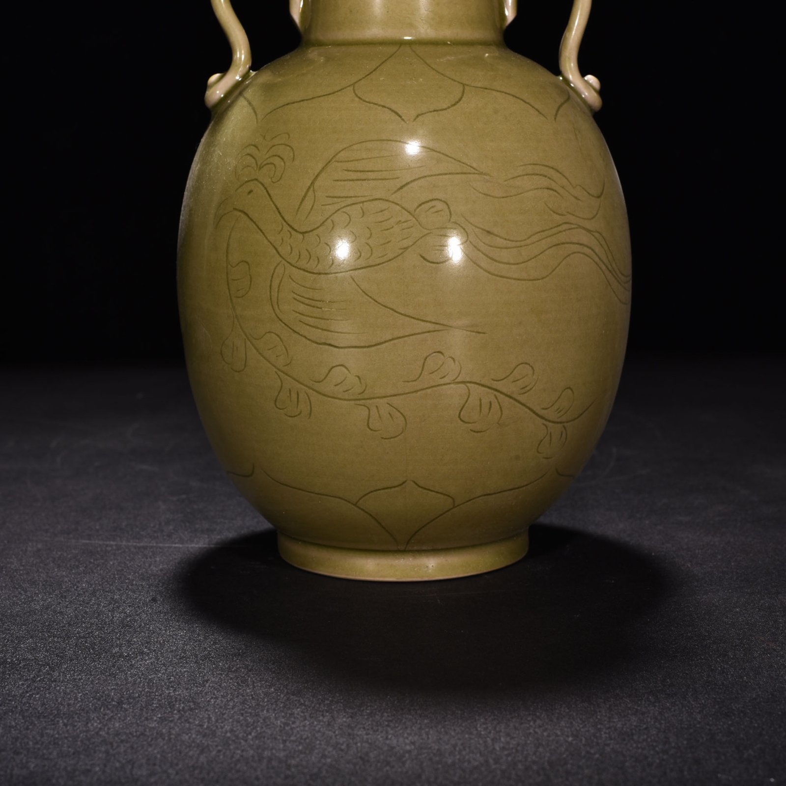 Five Dynasties secret color Yue kiln celadon phoenix pattern double-series garlic vase