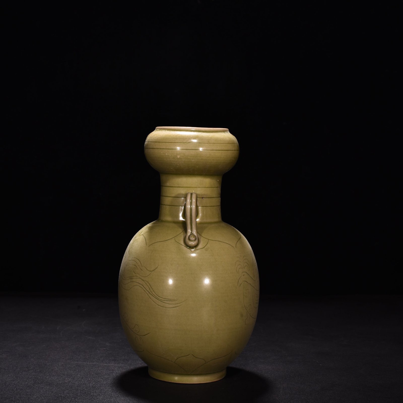 Five Dynasties secret color Yue kiln celadon phoenix pattern double-series garlic vase