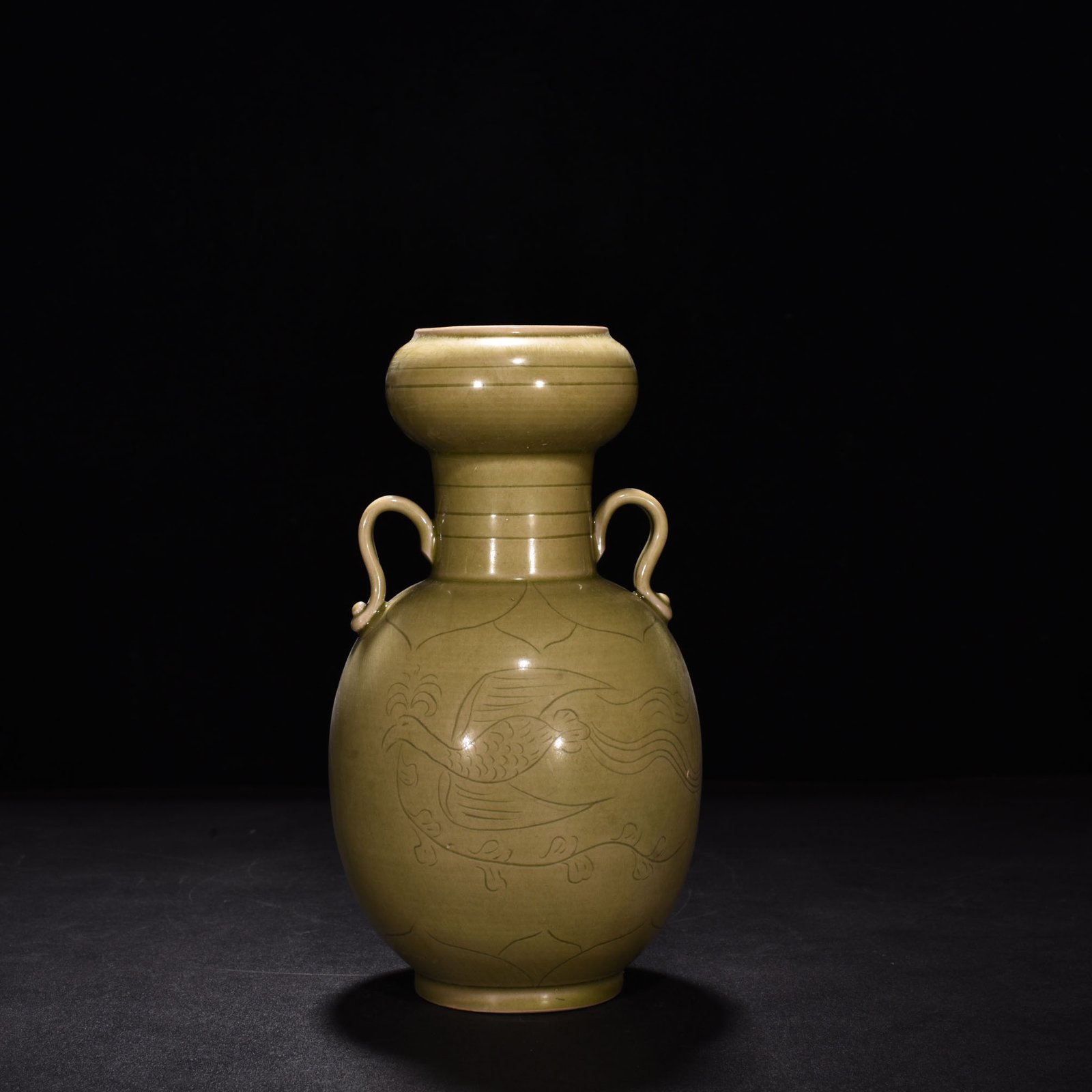 Five Dynasties secret color Yue kiln celadon phoenix pattern double-series garlic vase