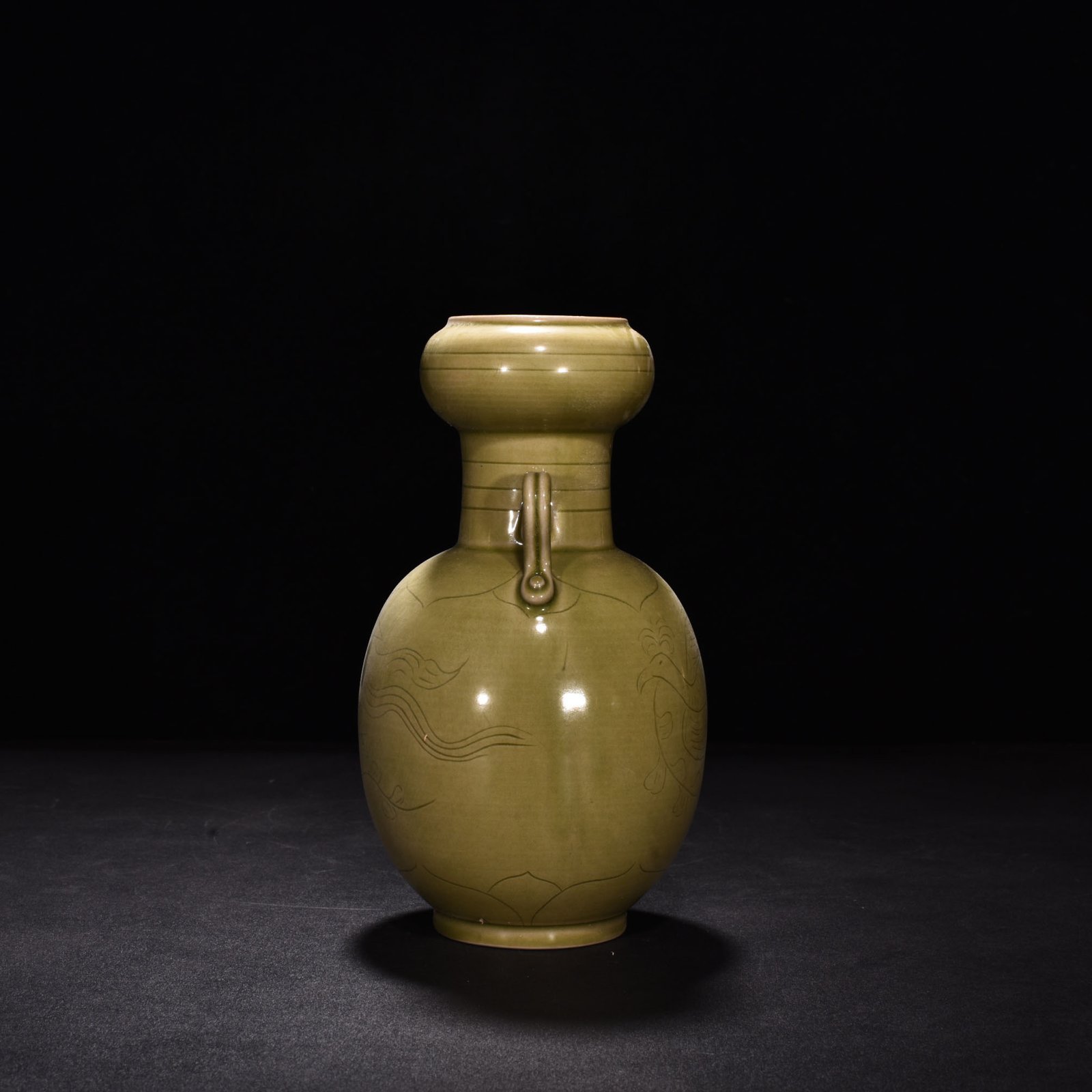 Five Dynasties secret color Yue kiln celadon phoenix pattern double-series garlic vase