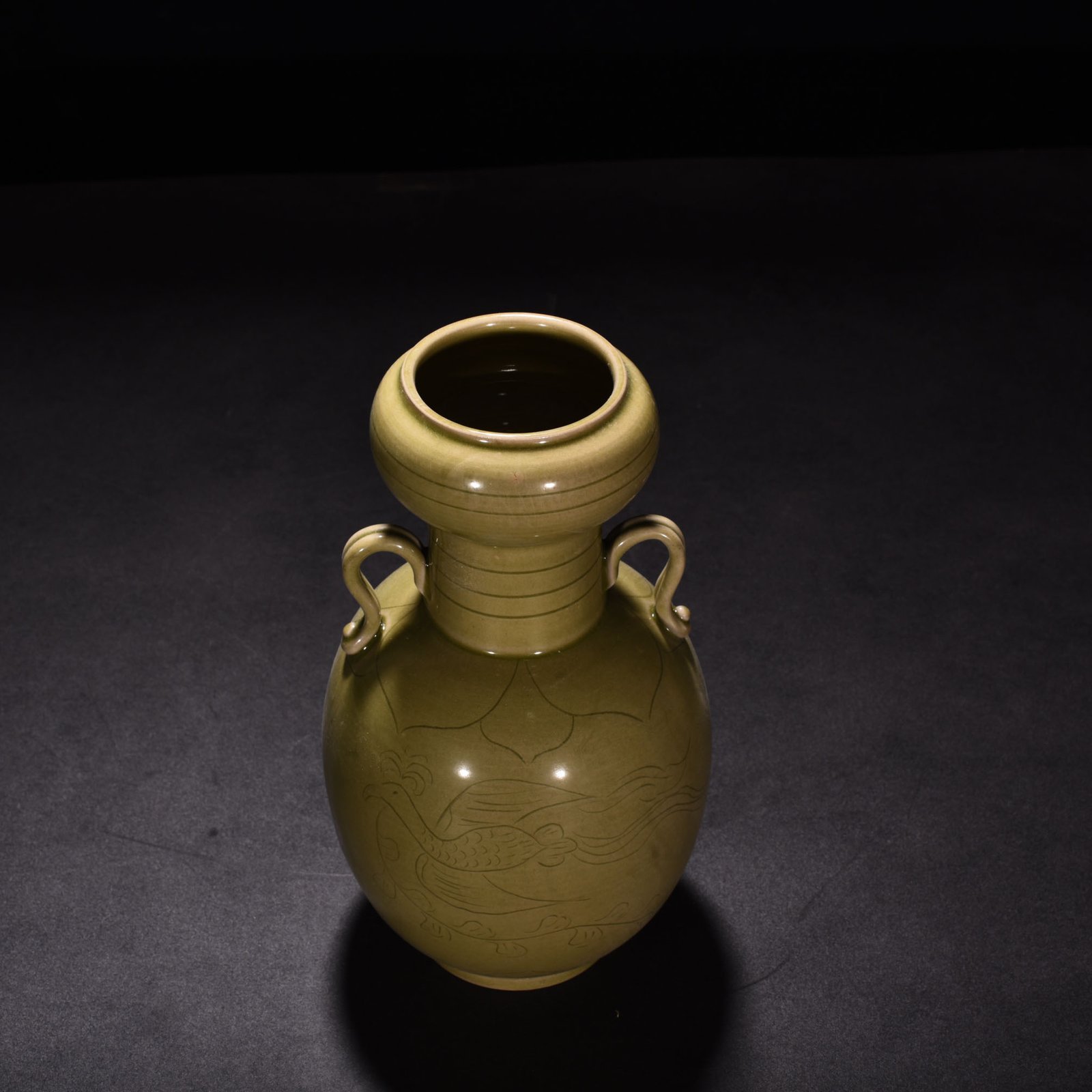Five Dynasties secret color Yue kiln celadon phoenix pattern double-series garlic vase