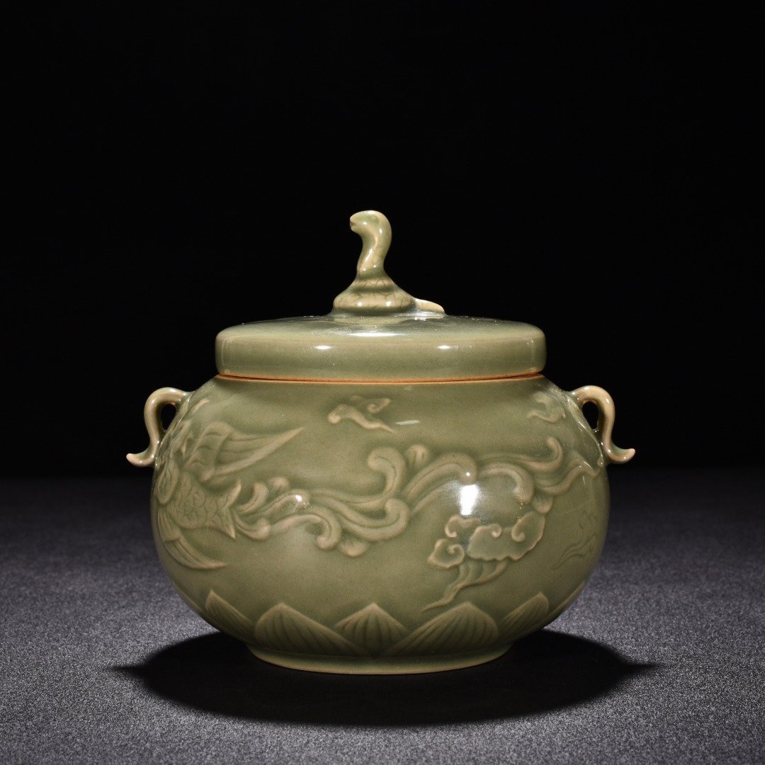 Five Dynasties secret color Yue kiln celadon double series jar with engraved phoenix pattern