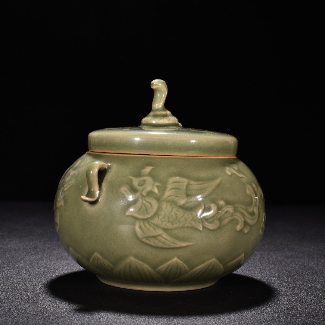 Five Dynasties secret color Yue kiln celadon double series jar with engraved phoenix pattern