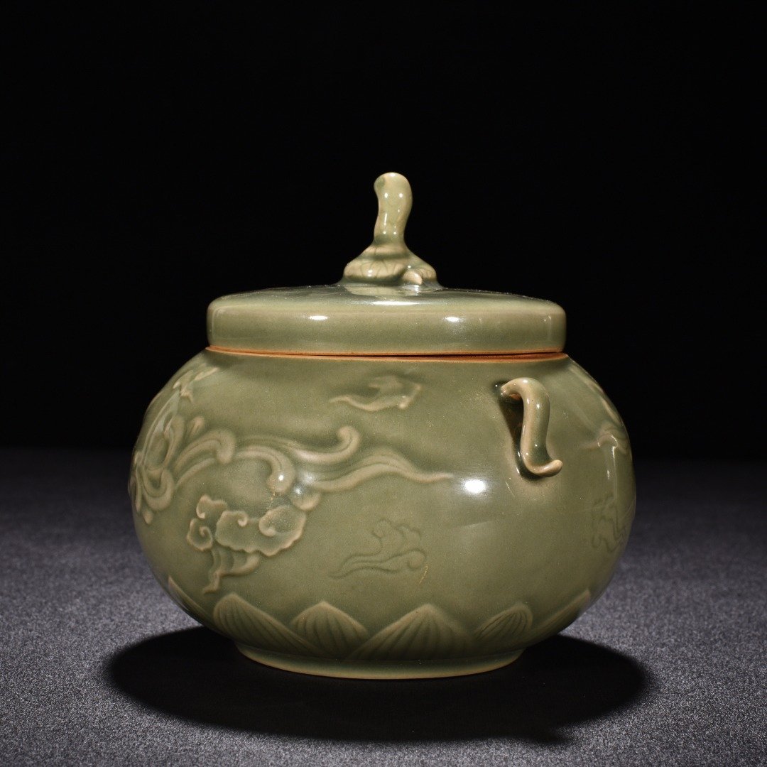 Five Dynasties secret color Yue kiln celadon double series jar with engraved phoenix pattern