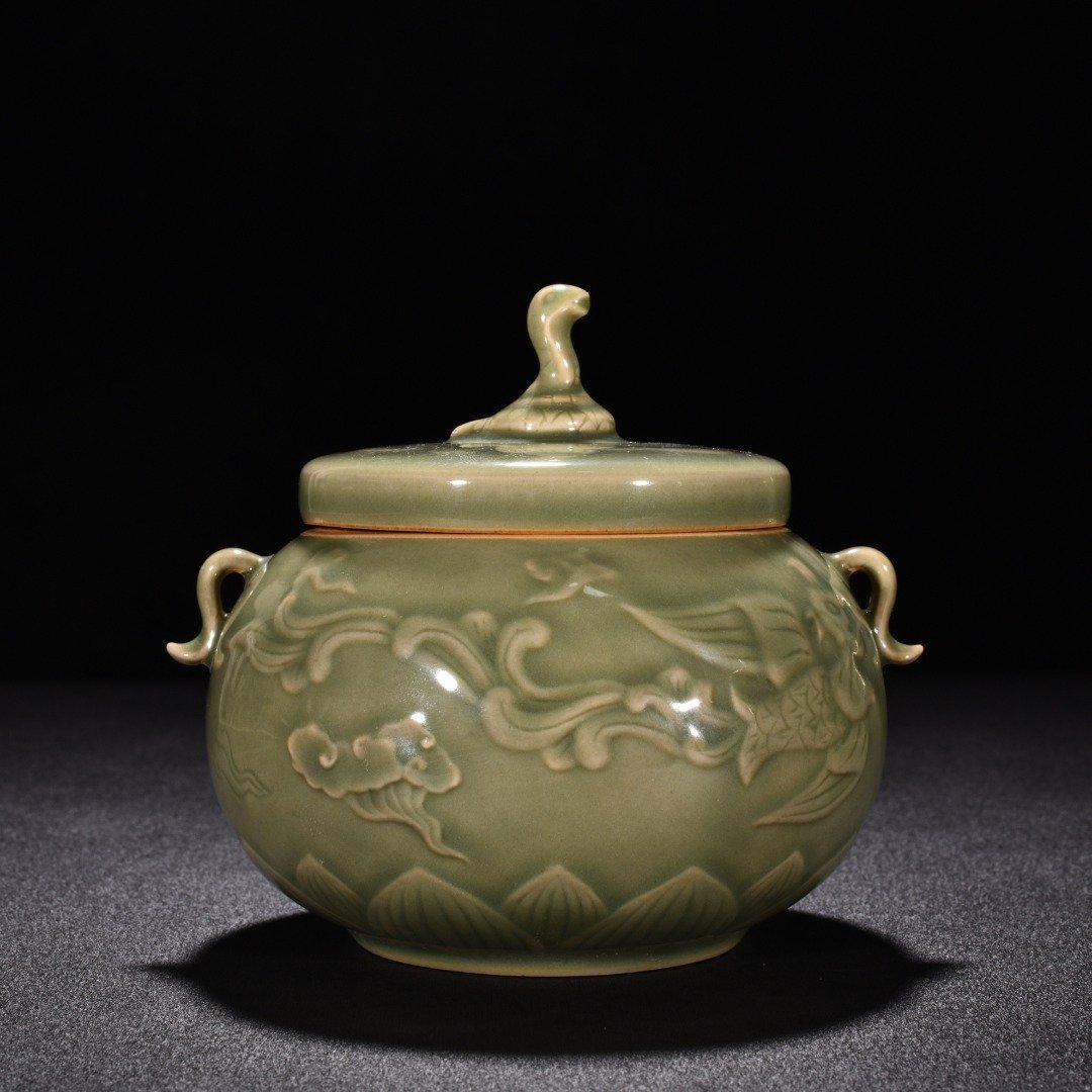 Five Dynasties secret color Yue kiln celadon double series jar with engraved phoenix pattern