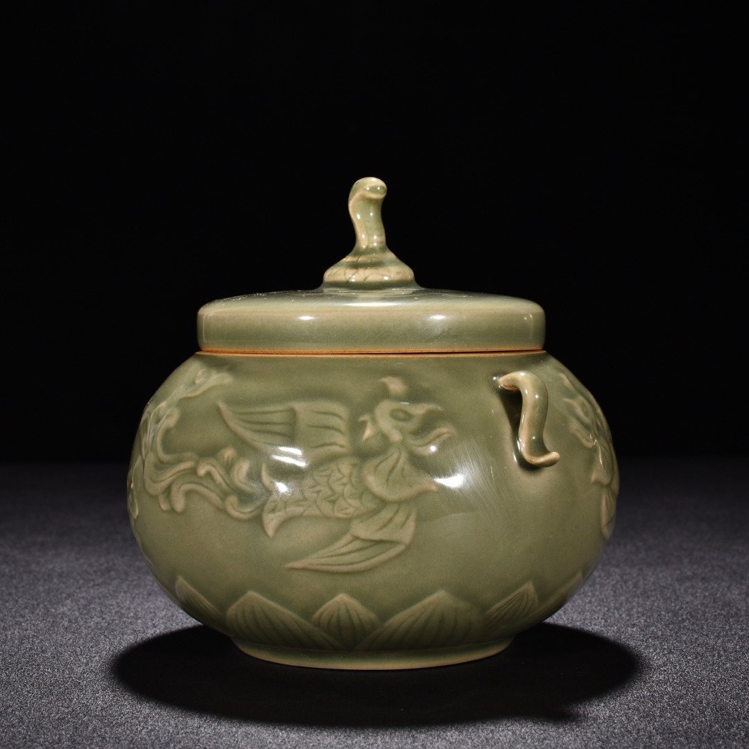 Five Dynasties secret color Yue kiln celadon double series jar with engraved phoenix pattern