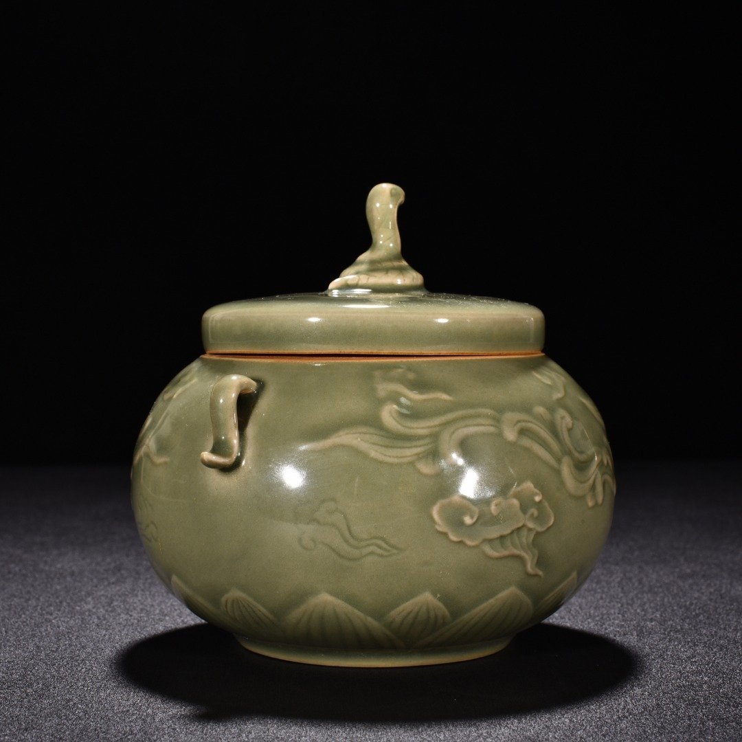 Five Dynasties secret color Yue kiln celadon double series jar with engraved phoenix pattern