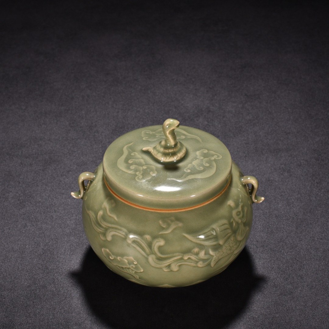 Five Dynasties secret color Yue kiln celadon double series jar with engraved phoenix pattern