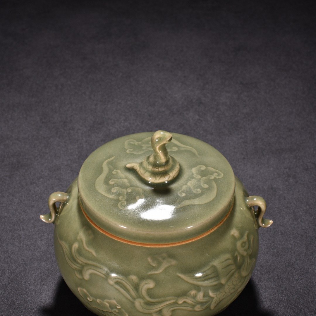 Five Dynasties secret color Yue kiln celadon double series jar with engraved phoenix pattern