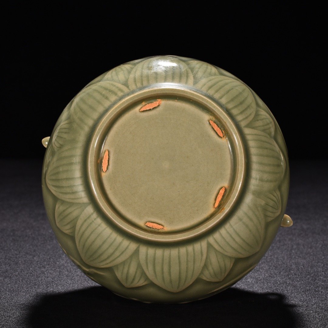 Five Dynasties secret color Yue kiln celadon double series jar with engraved phoenix pattern