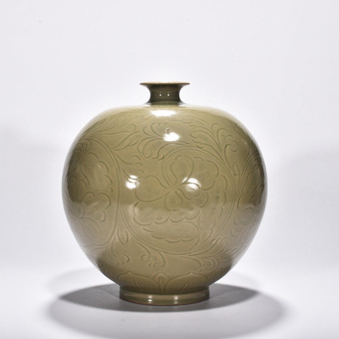 Five Dynasties Secret Color Yue Kiln Celadon Carved Peony Flower Pattern Tubo Plum Vase
