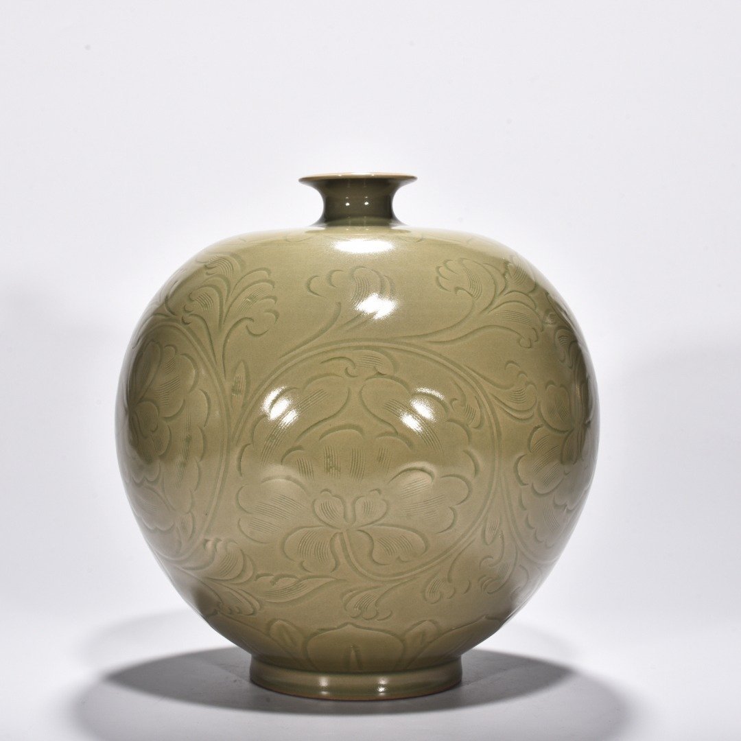 Five Dynasties Secret Color Yue Kiln Celadon Carved Peony Flower Pattern Tubo Plum Vase