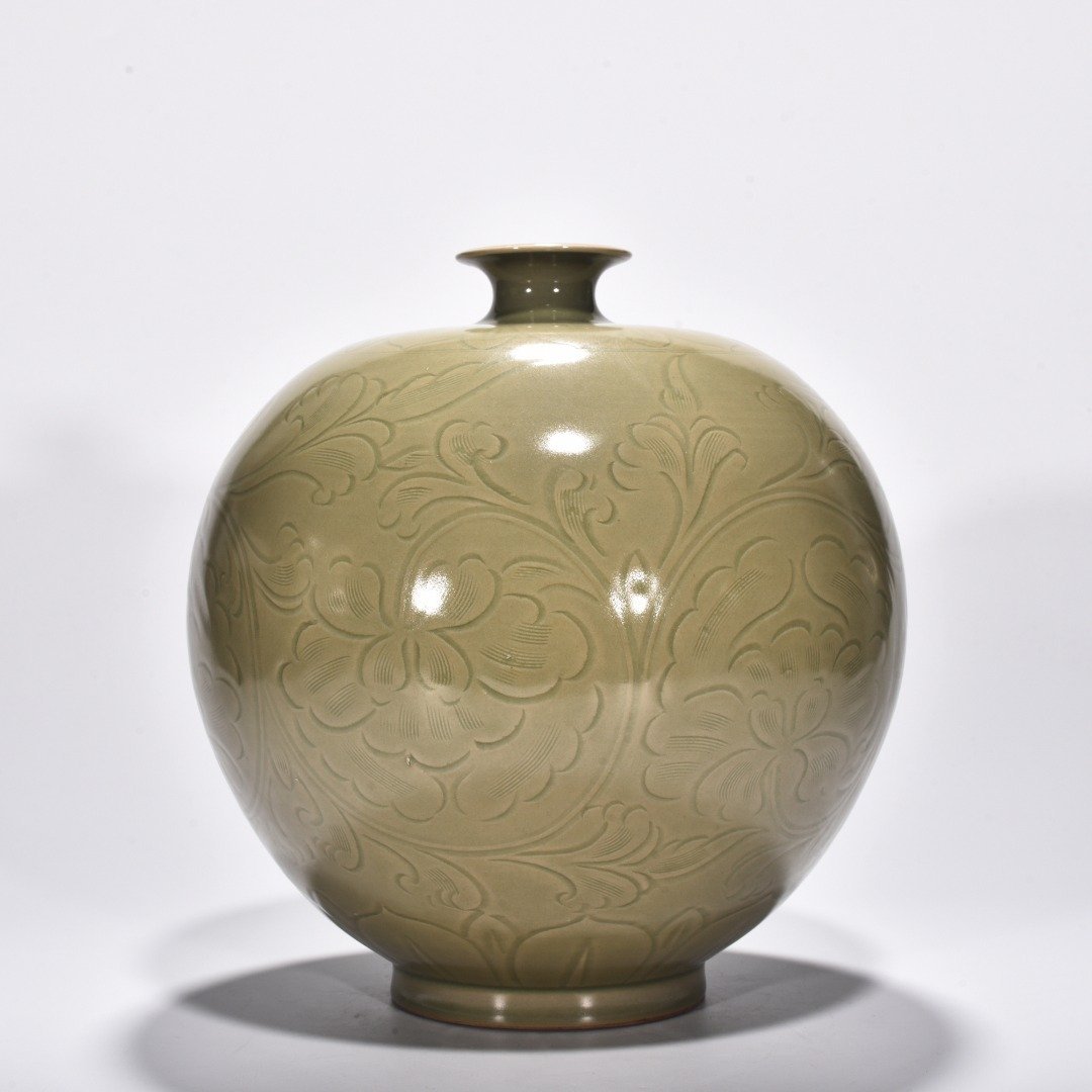 Five Dynasties Secret Color Yue Kiln Celadon Carved Peony Flower Pattern Tubo Plum Vase
