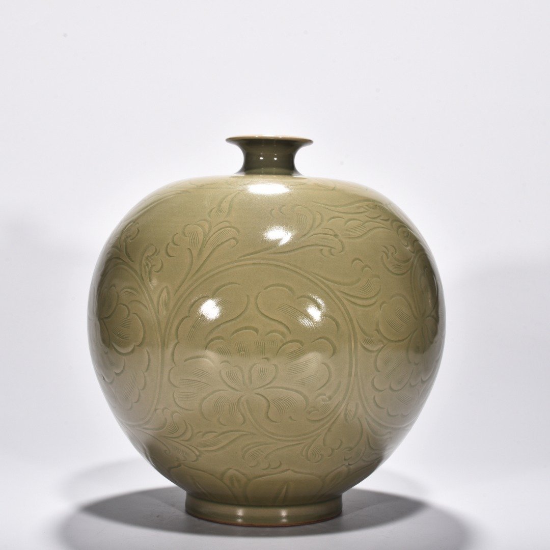 Five Dynasties Secret Color Yue Kiln Celadon Carved Peony Flower Pattern Tubo Plum Vase