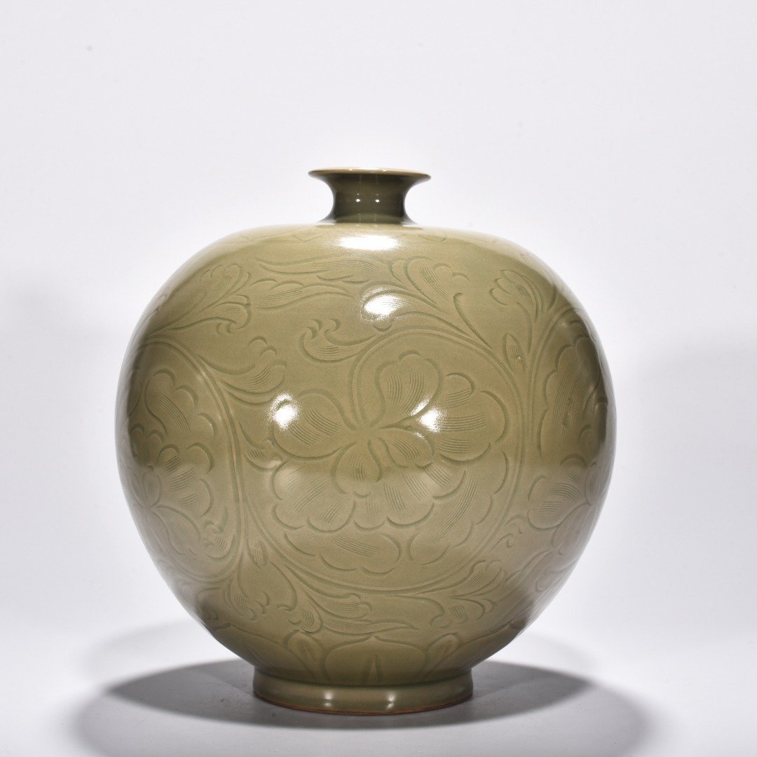 Five Dynasties Secret Color Yue Kiln Celadon Carved Peony Flower Pattern Tubo Plum Vase