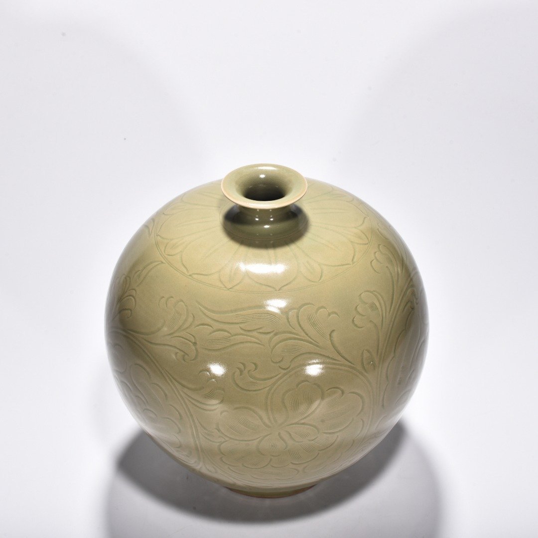 Five Dynasties Secret Color Yue Kiln Celadon Carved Peony Flower Pattern Tubo Plum Vase
