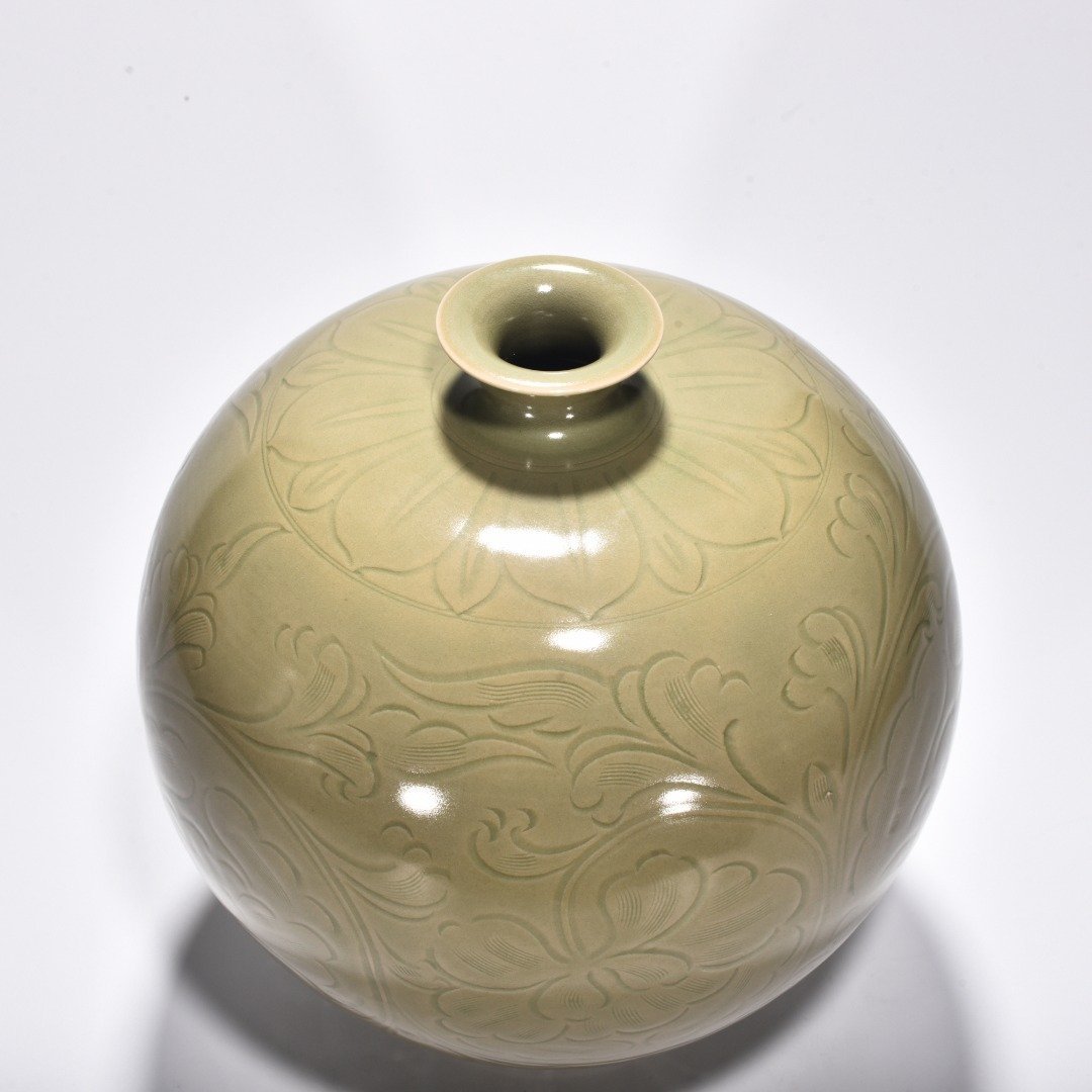 Five Dynasties Secret Color Yue Kiln Celadon Carved Peony Flower Pattern Tubo Plum Vase