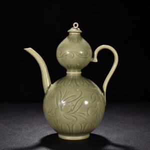 Five Dynasties secret color Yue kiln celadon engraved flower pattern gourd pot