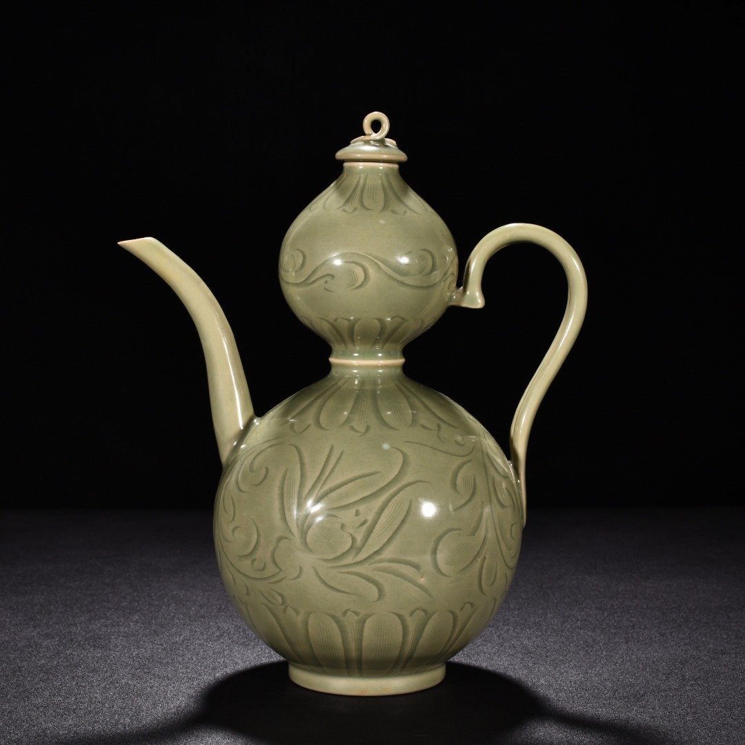 Five Dynasties secret color Yue kiln celadon engraved flower pattern gourd pot