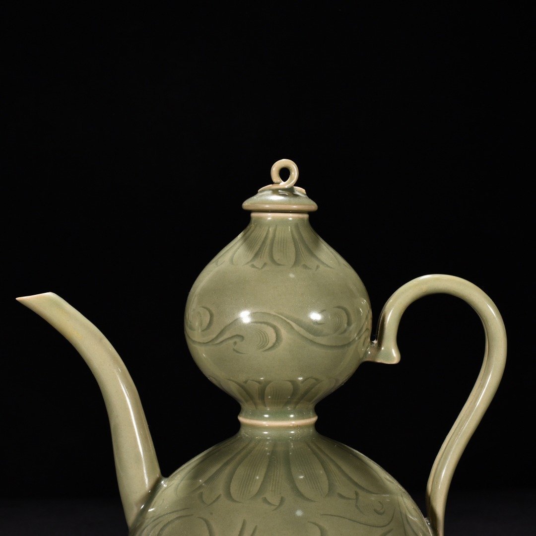 Five Dynasties secret color Yue kiln celadon engraved flower pattern gourd pot