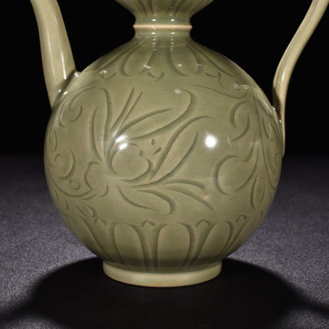 Five Dynasties secret color Yue kiln celadon engraved flower pattern gourd pot