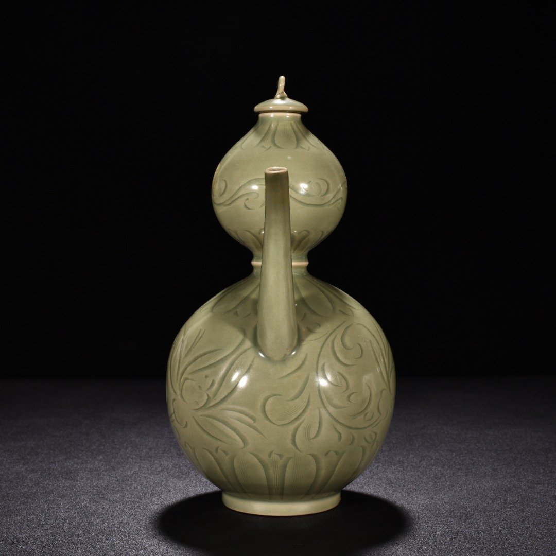 Five Dynasties secret color Yue kiln celadon engraved flower pattern gourd pot