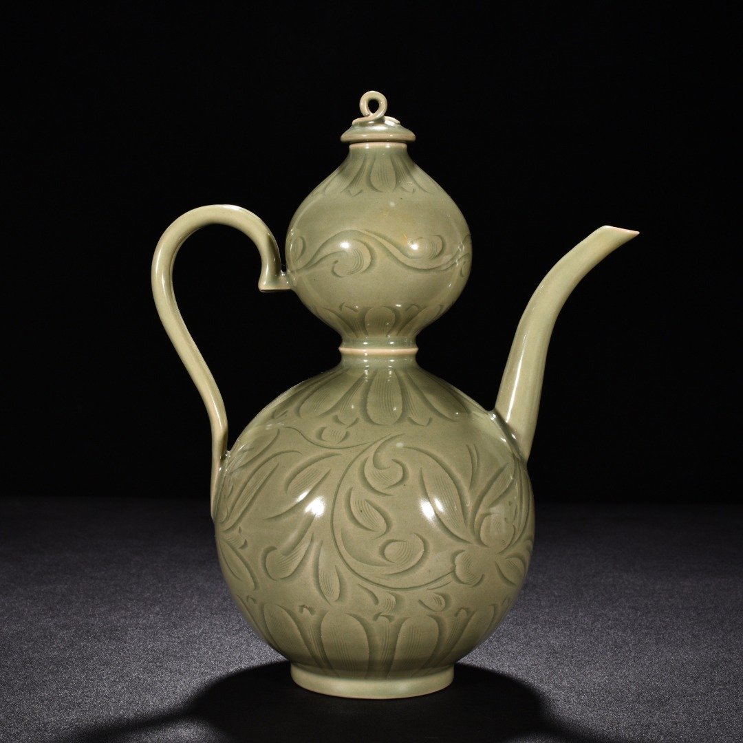 Five Dynasties secret color Yue kiln celadon engraved flower pattern gourd pot
