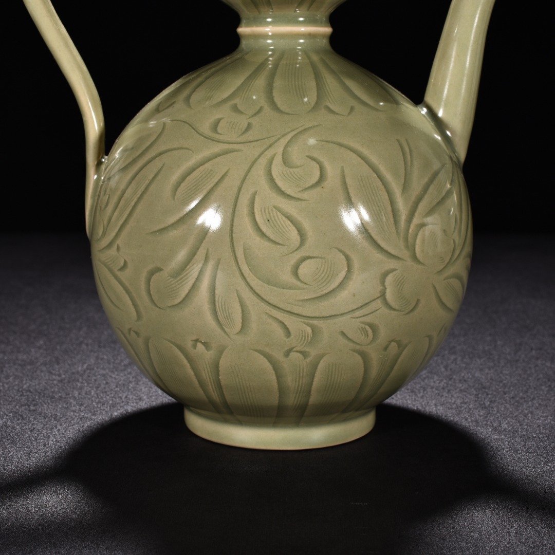 Five Dynasties secret color Yue kiln celadon engraved flower pattern gourd pot