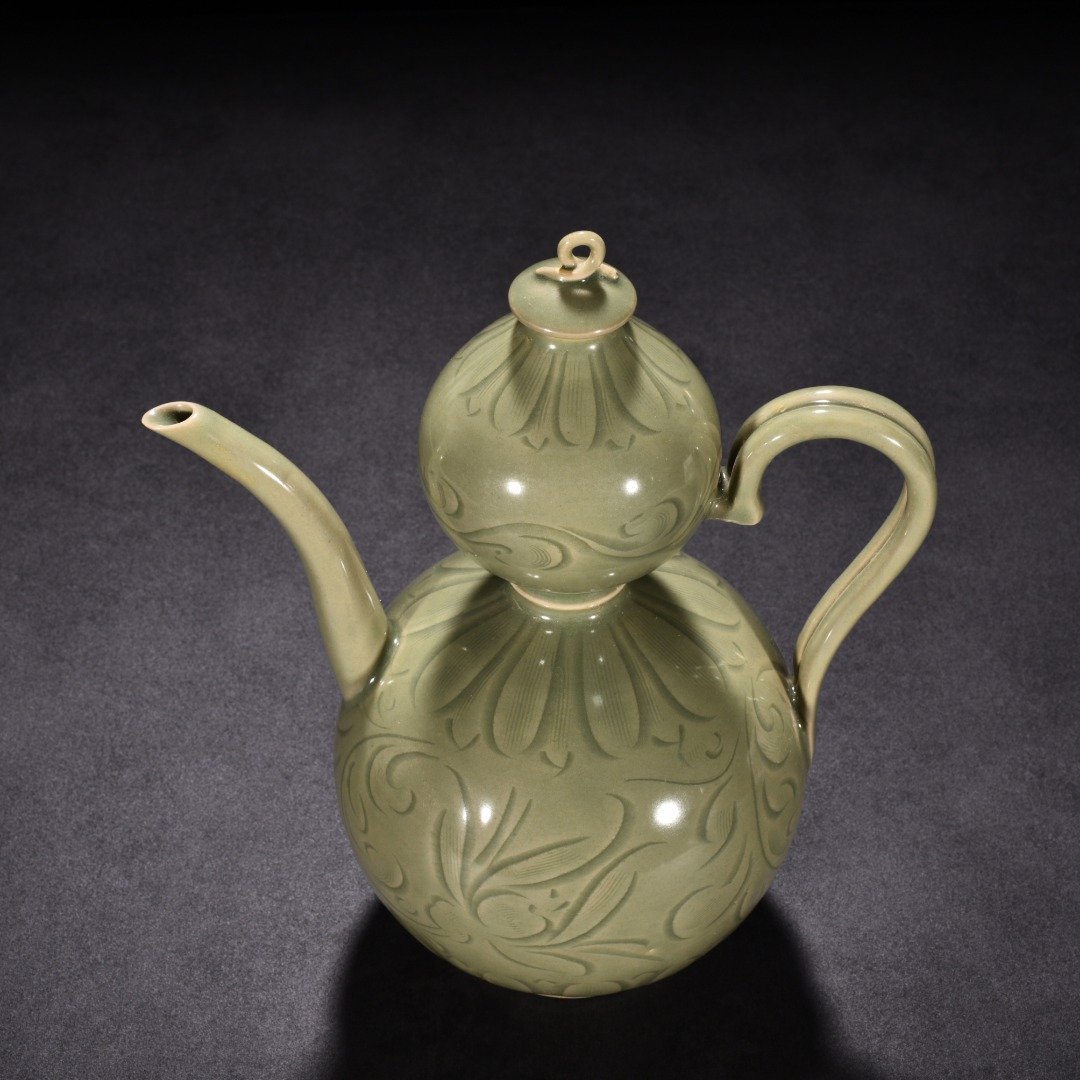 Five Dynasties secret color Yue kiln celadon engraved flower pattern gourd pot
