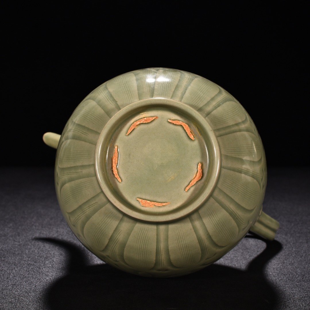 Five Dynasties secret color Yue kiln celadon engraved flower pattern gourd pot