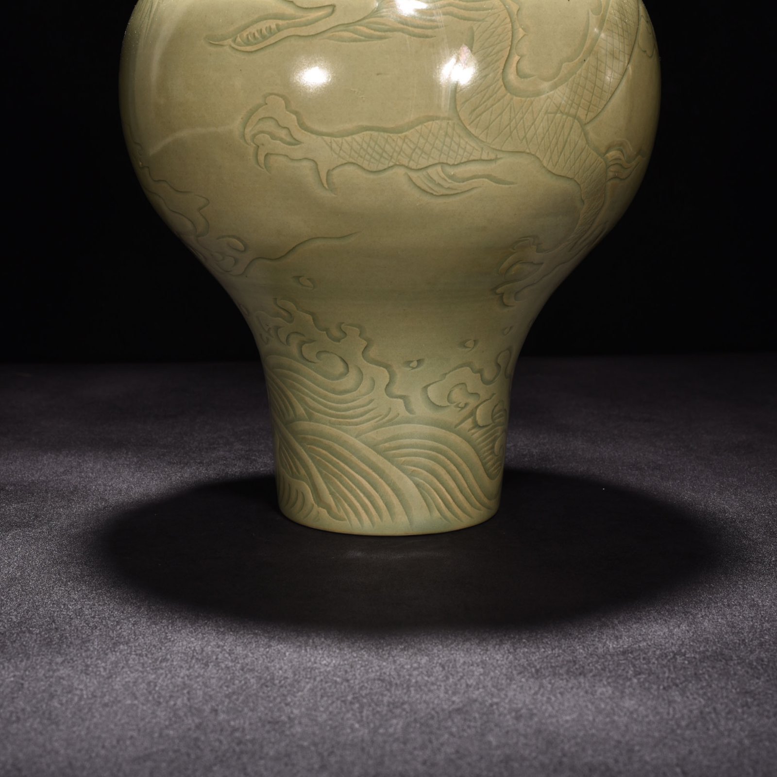 Five Dynasties Secret Color Yue Kiln Celadon Carved Dragon Pattern Double Cover Jar