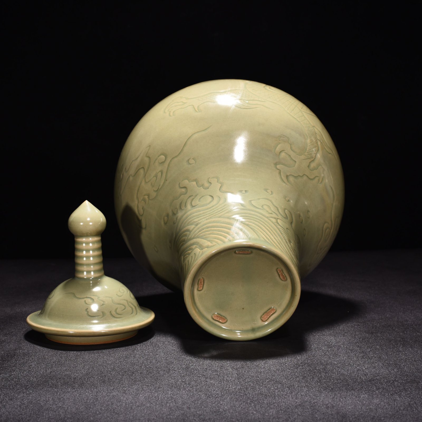 Five Dynasties Secret Color Yue Kiln Celadon Carved Dragon Pattern Double Cover Jar